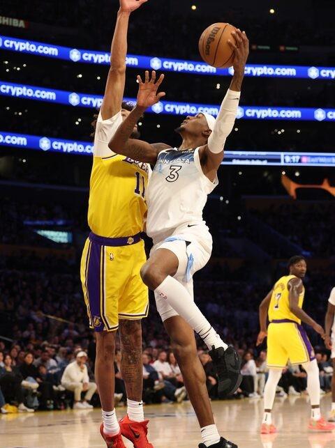 激战胜利关键时刻，球员展现最佳状态的简单介绍