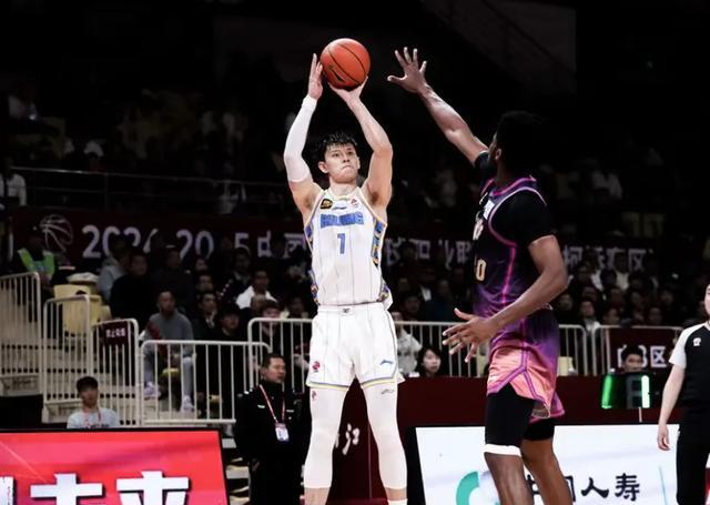 国际篮球赛开幕，各队实力角逐争冠