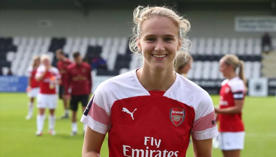 世界级足球比赛中，女性选手秀出实力