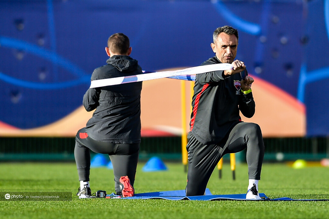 深圳佳兆业力求突破，球员积极训练的简单介绍