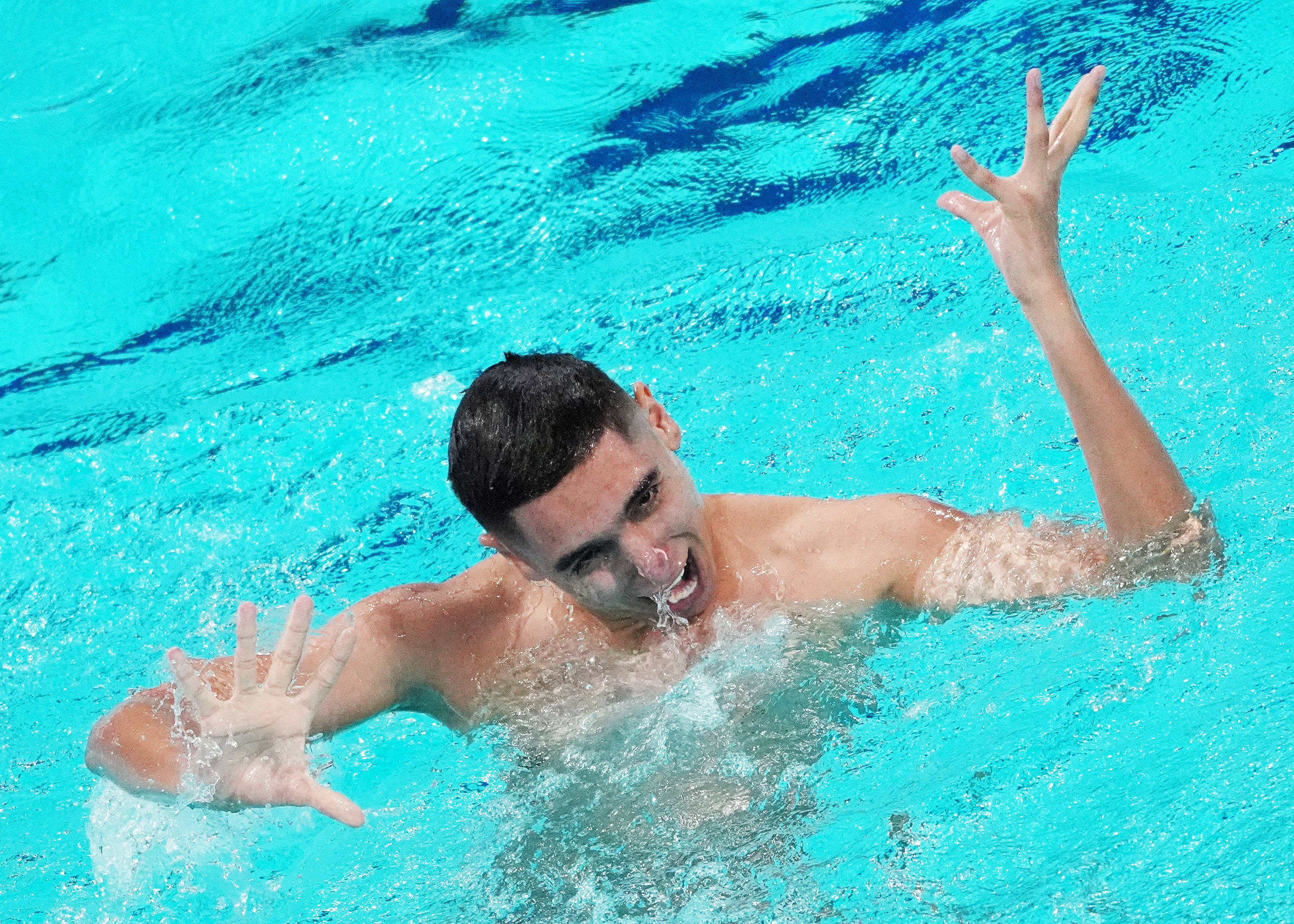 南非选手夺得男子游泳比赛第一名