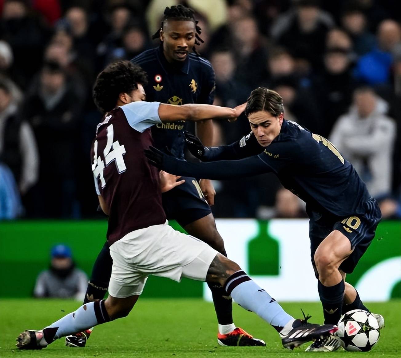 摩纳哥客场惊险逆转,欧冠出线形势严峻 摩纳哥客场惊险逆转,欧冠出线形势严峻