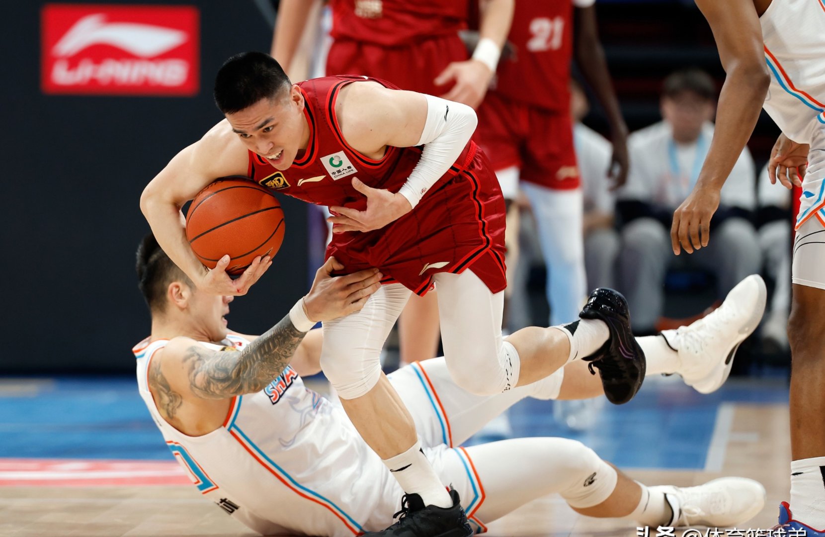 三亿体育体育网页版-篮球巡回赛上演激烈交锋，劲敌激烈对抗